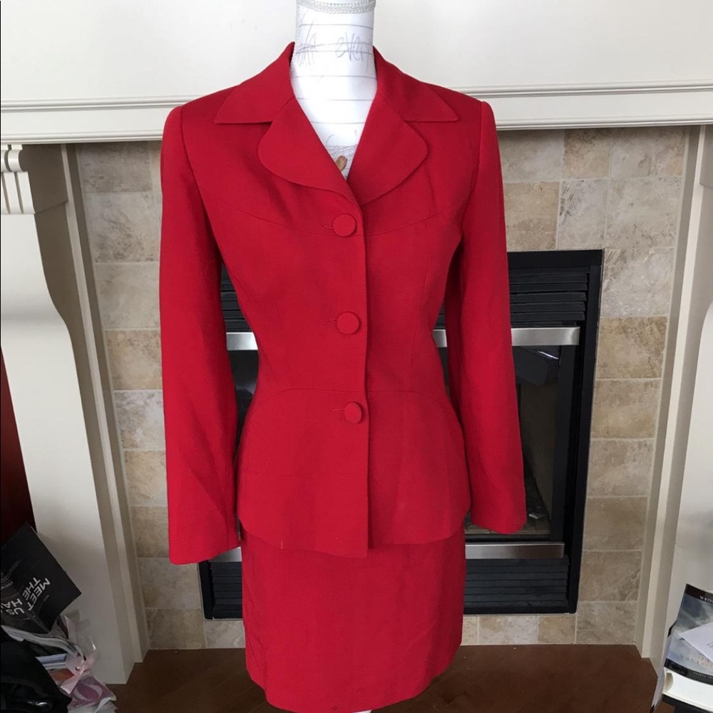 Vintage Le chateau lined suit mint fits like a size 2 jacket and skirt like a 0
